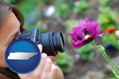 tennessee map icon and a female photographer photographing a flower close-up